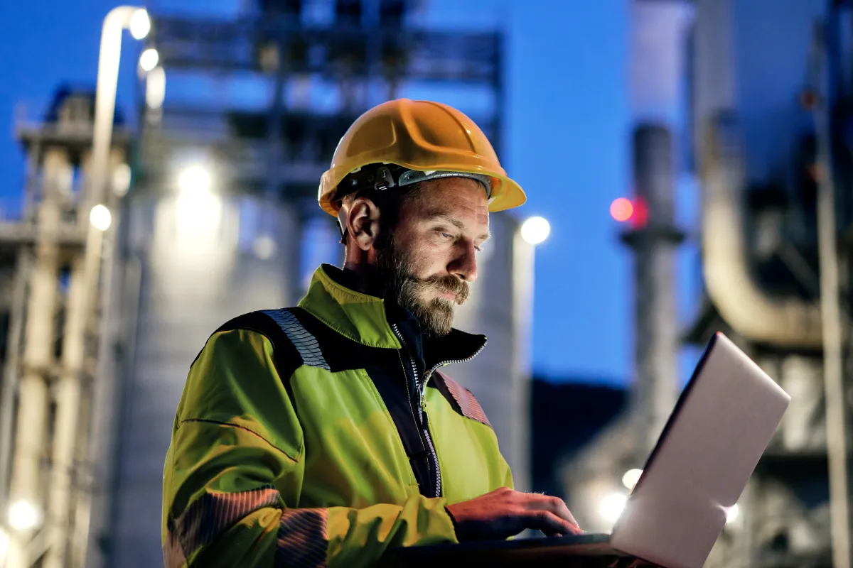 Enerji sektöründe operasyon çalışanı